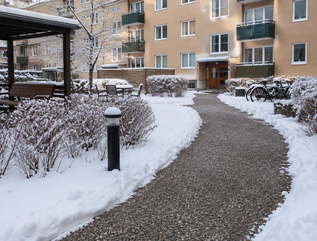 Snöröjd gång på en bostadsgård vintertid